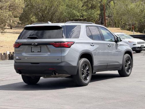 Sterling Gray Metallic 2023 Chevrolet Traverse LT Cloth