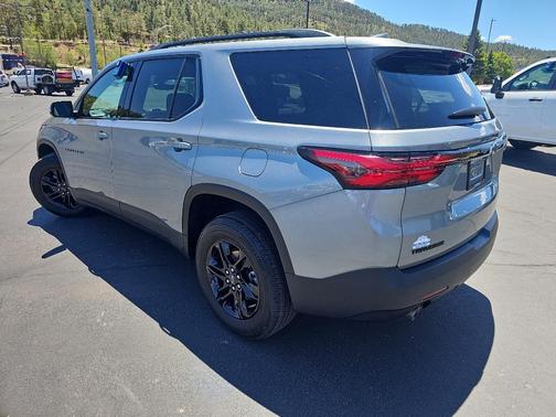 Sterling Gray Metallic 2023 Chevrolet Traverse LT Cloth