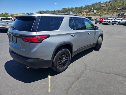 Sterling Gray Metallic 2023 Chevrolet Traverse LT Cloth