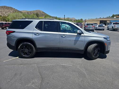 Sterling Gray Metallic 2023 Chevrolet Traverse LT Cloth