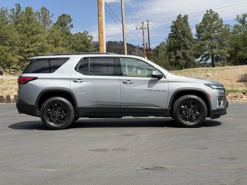 Sterling Gray Metallic 2023 Chevrolet Traverse LT Cloth