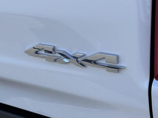 Ivory White Tri-Coat Pearlcoat 2026 RAM 1500 Limited