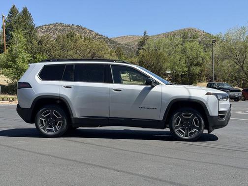 Silver Zynith Clearcoat 2026 Jeep Cherokee Laredo 4x4