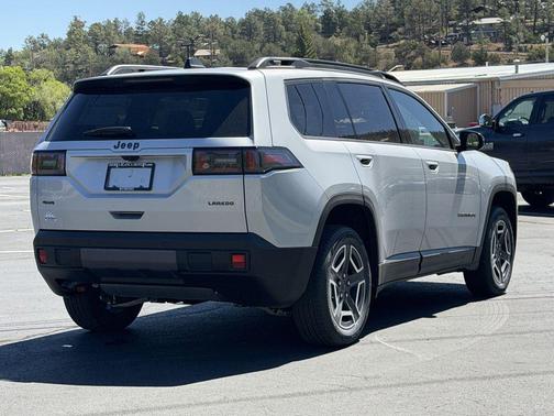 Silver Zynith Clearcoat 2026 Jeep Cherokee Laredo 4x4