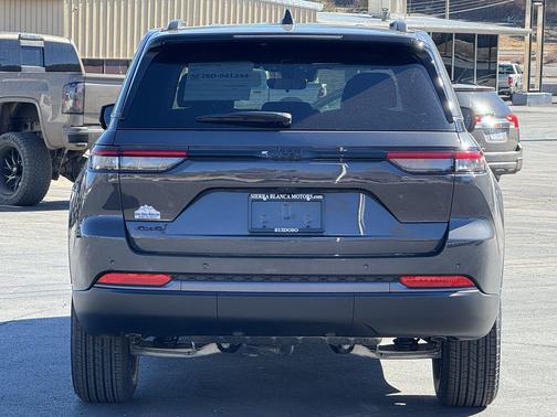 Baltic Gray Metallic Clearcoat 2026 Jeep Grand Cherokee Altitude