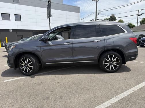 2022 Honda Pilot Touring 8-Passenger