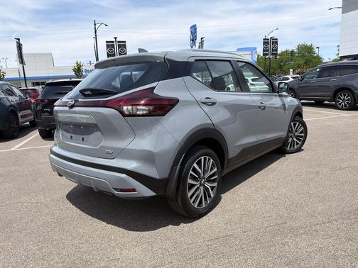 Boulder Gray Pearl 2022 Nissan Kicks SV