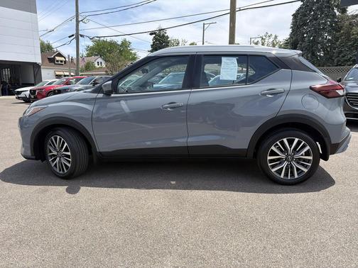 Boulder Gray Pearl 2022 Nissan Kicks SV