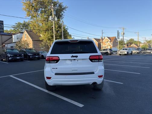 Bright White Clearcoat 2021 Jeep Grand Cherokee Laredo