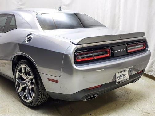 Photo 5 of 22 of 2016 Dodge Challenger SXT