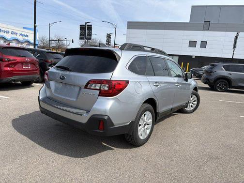 Ice Silver Metallic 2019 Subaru Outback 2.5i Premium