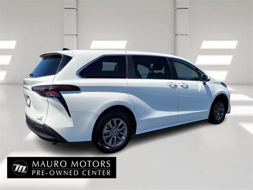 2024 Toyota Sienna LE