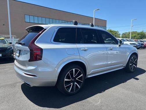 2021 Volvo XC90 T6 Momentum