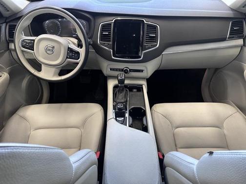 2022 Volvo XC90 T5 Momentum