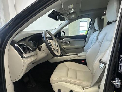 2022 Volvo XC90 T5 Momentum