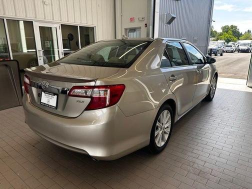 Beige 2013 Toyota Camry XLE