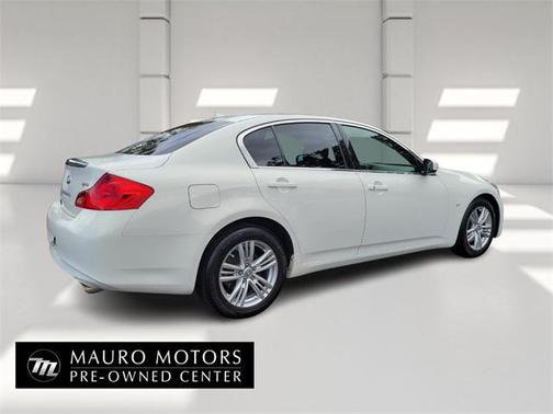 2015 INFINITI Q40 Base