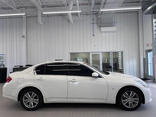 2015 INFINITI Q40 Base