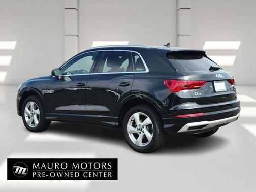 Mythos Black Metallic 2022 Audi Q3 40 Premium