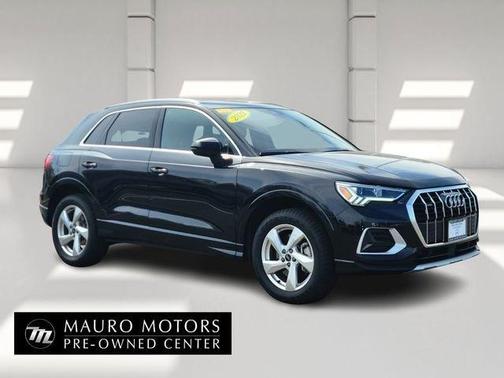 Mythos Black Metallic 2022 Audi Q3 40 Premium