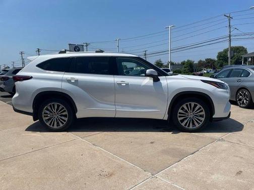 Beige 2022 Toyota Highlander Platinum
