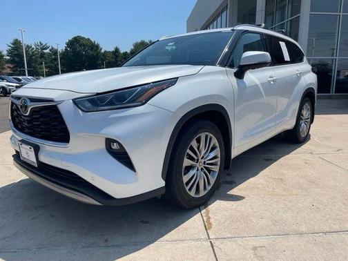 Beige 2022 Toyota Highlander Platinum