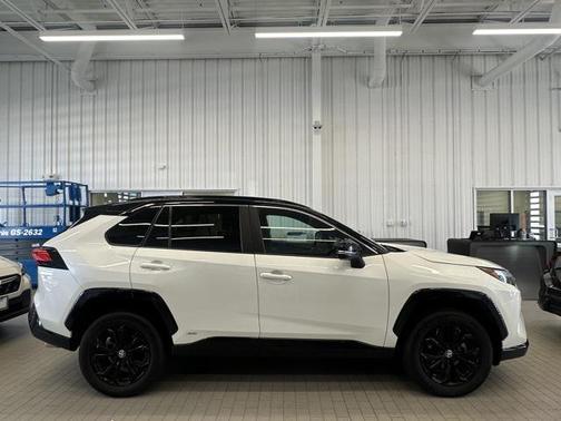 2022 Toyota RAV4 Hybrid SE