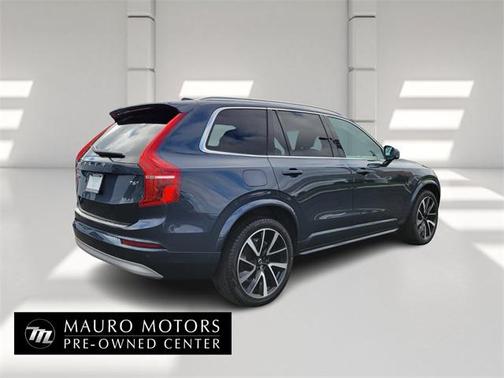 2022 Volvo XC90 T6 Momentum