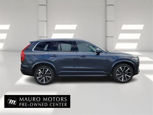 2022 Volvo XC90 T6 Momentum