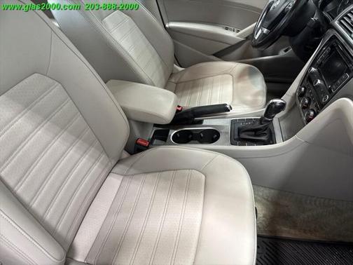 2015 Volkswagen Passat 1.8T Auto SE w/Sunroof & Nav