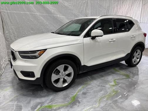 2022 Volvo XC40 T5 Momentum