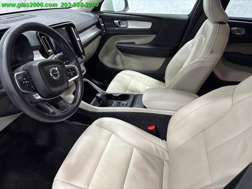 2022 Volvo XC40 T5 Momentum