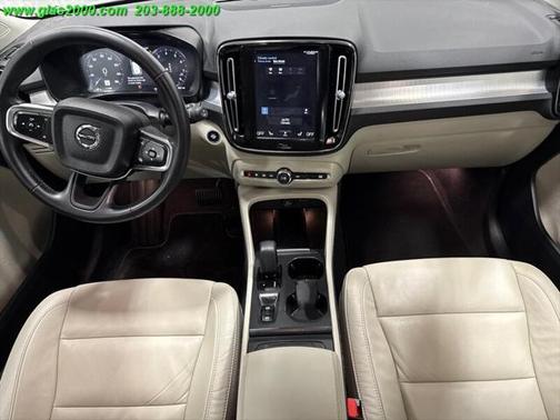 2022 Volvo XC40 T5 Momentum
