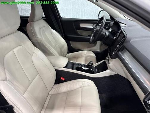 2022 Volvo XC40 T5 Momentum