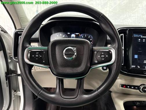 2022 Volvo XC40 T5 Momentum