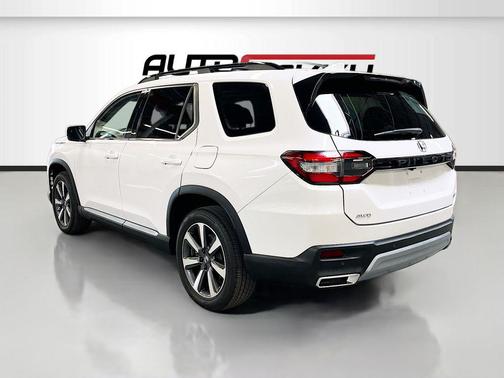 Platinum White Pearl 2024 Honda Pilot Touring 8-Passenger