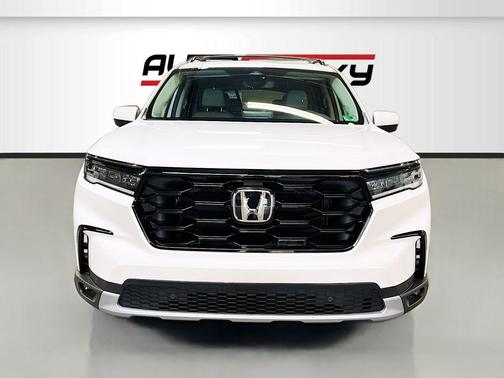 Platinum White Pearl 2024 Honda Pilot Touring 8-Passenger