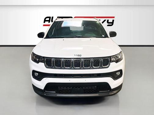 Bright White Clearcoat 2024 Jeep Compass Latitude