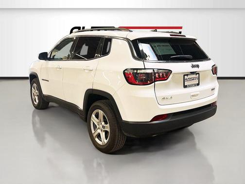 Bright White Clearcoat 2024 Jeep Compass Latitude