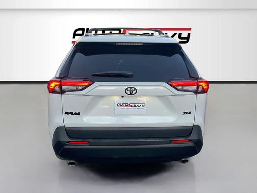 Wind Chill Pearl 2025 Toyota RAV4 XLE Premium