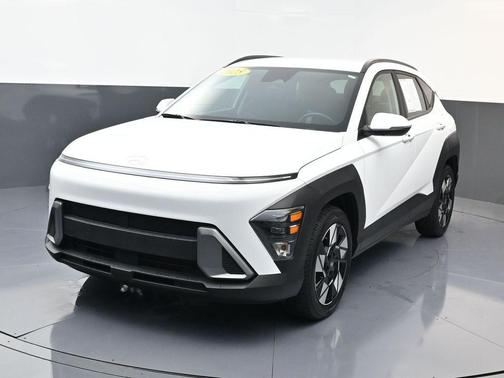 Atlas White 2025 Hyundai KONA SEL