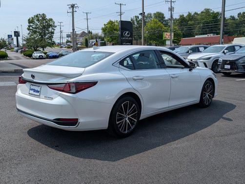 2024 Lexus ES 300h F SPORT Design