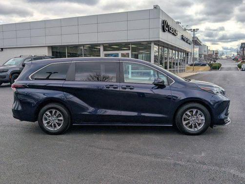 2024 Toyota Sienna LE