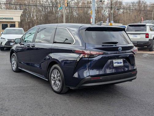 2024 Toyota Sienna LE