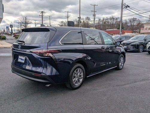 2024 Toyota Sienna LE