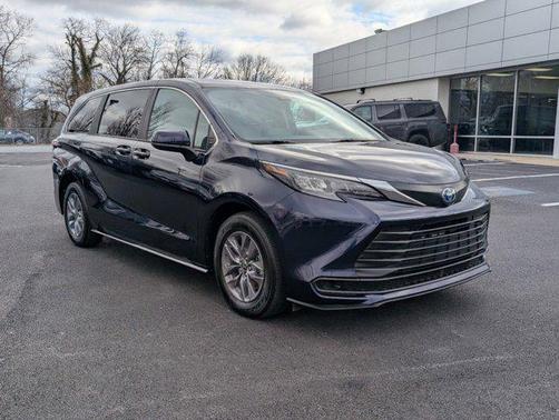 2024 Toyota Sienna LE