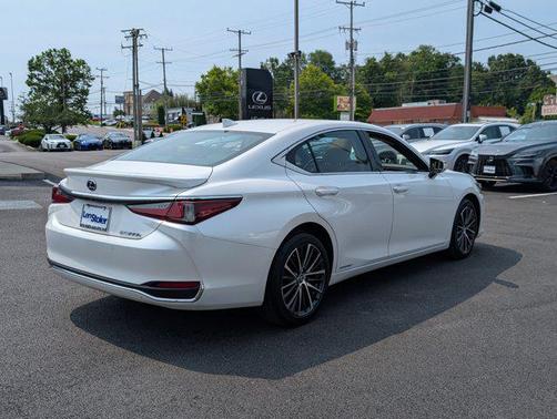 2022 Lexus ES 300h Base