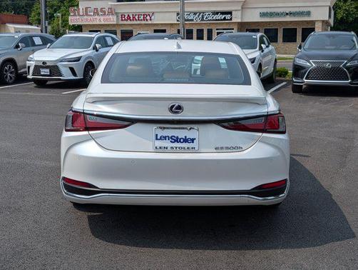 2022 Lexus ES 300h Base