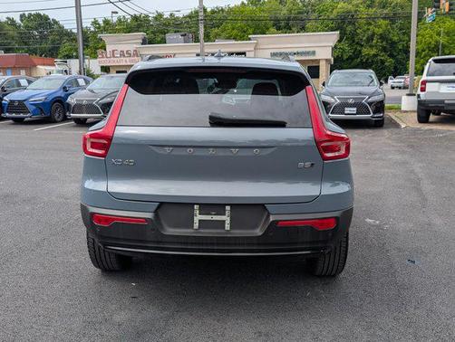 2023 Volvo XC40 B5 Ultimate Dark Theme