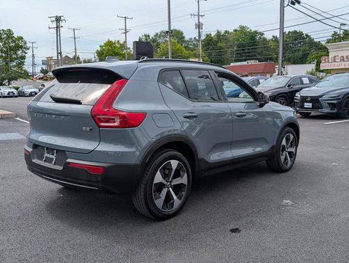 2023 Volvo XC40 B5 Ultimate Dark Theme